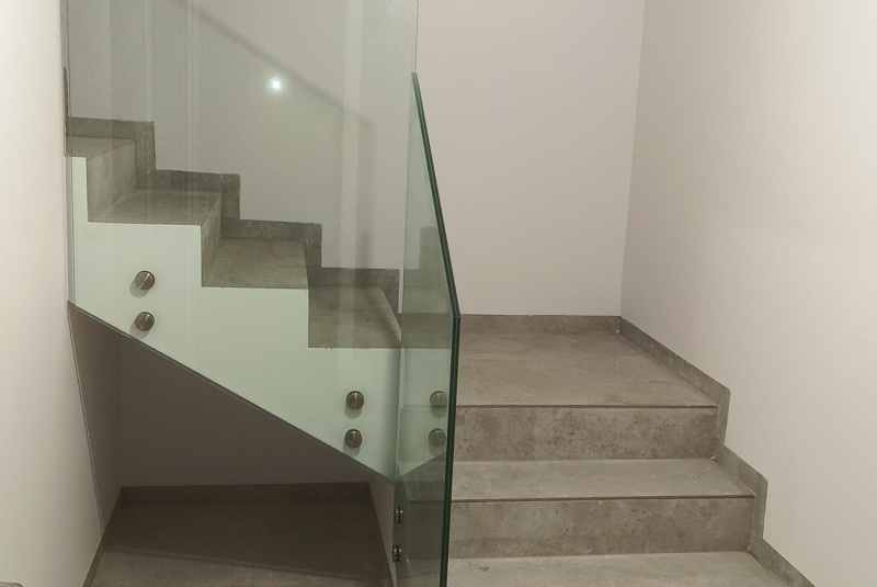 Sklenené schody a zábradlia