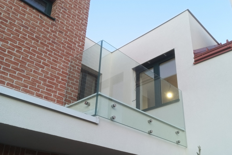 Sklenené schody a zábradlia