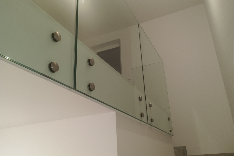 Sklenené schody a zábradlia