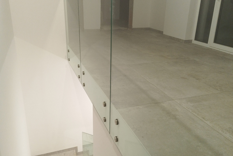 Sklenené schody a zábradlia