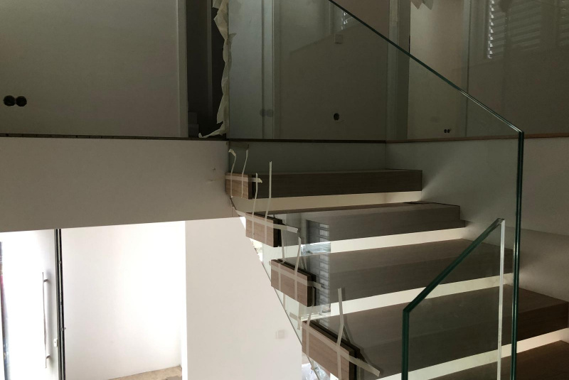 Sklenené schody a zábradlia