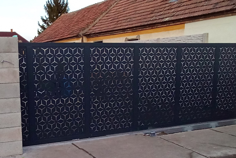 Výroba / Brány a bránky s dizajnovými vyrezávanými plechmi  - foto